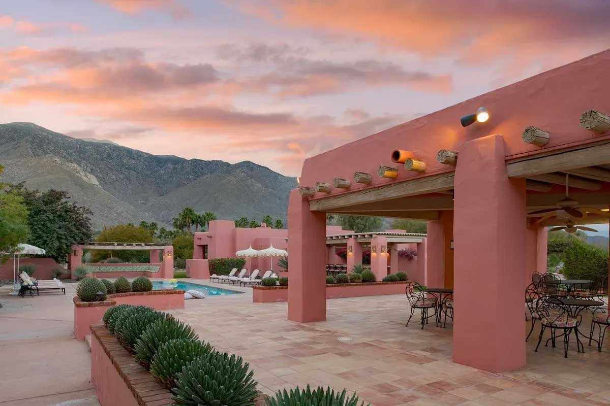 Images of the "Pond Estate" are provided courtesy of avantstay.com