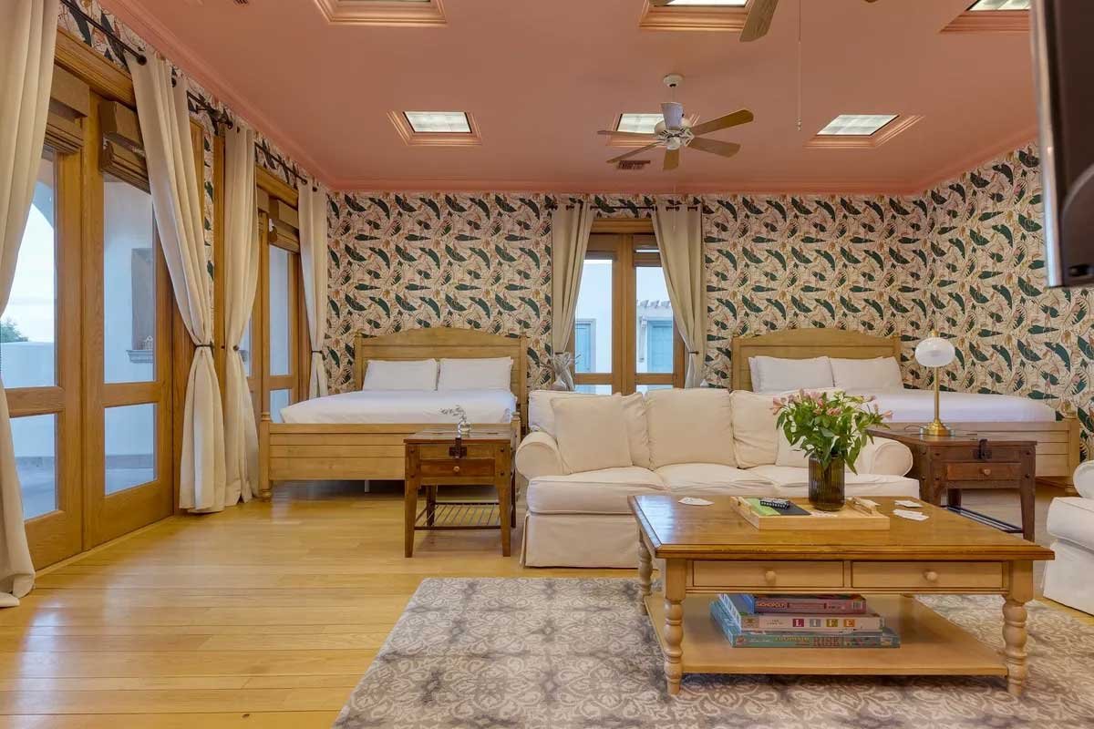 Images of the "Pond Estate" are provided courtesy of avantstay.com