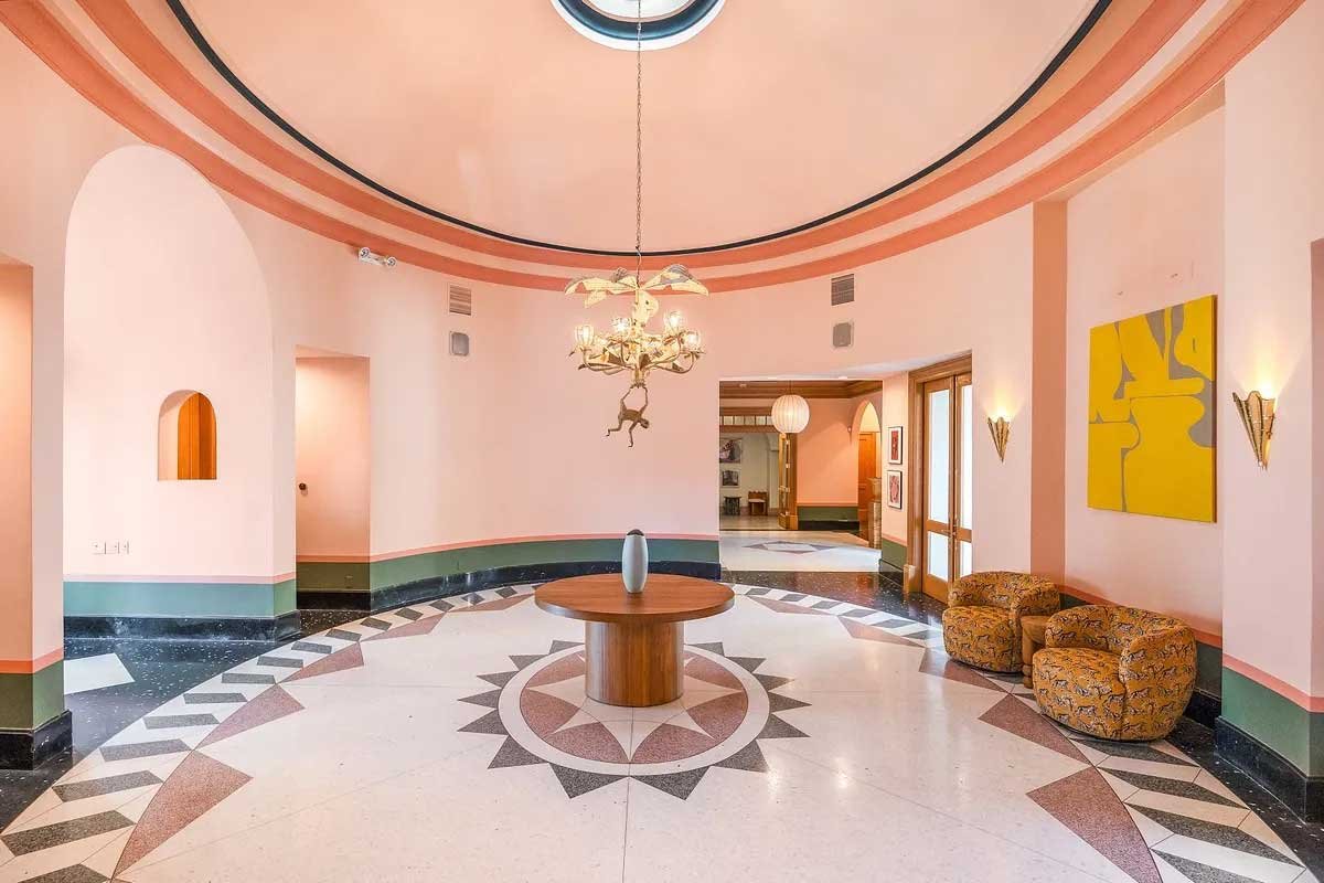 Images of the "Pond Estate" are provided courtesy of avantstay.com