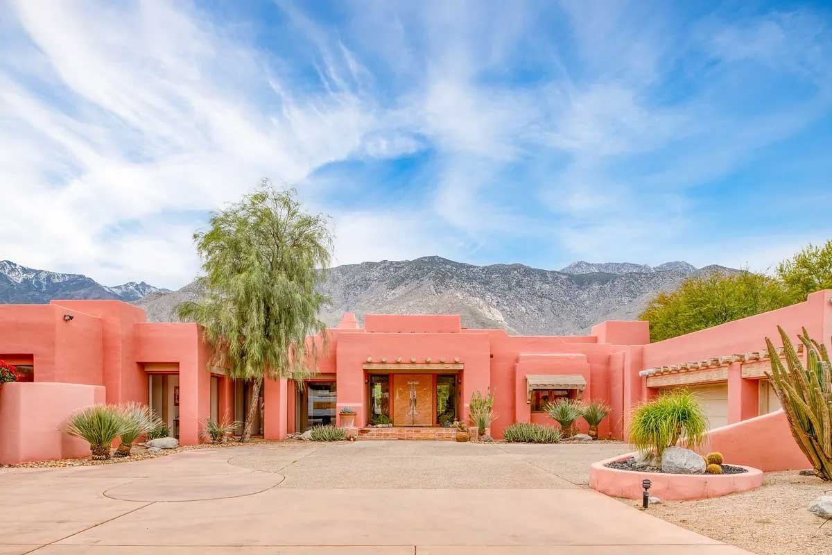 Images of the "Pond Estate" are provided courtesy of avantstay.com