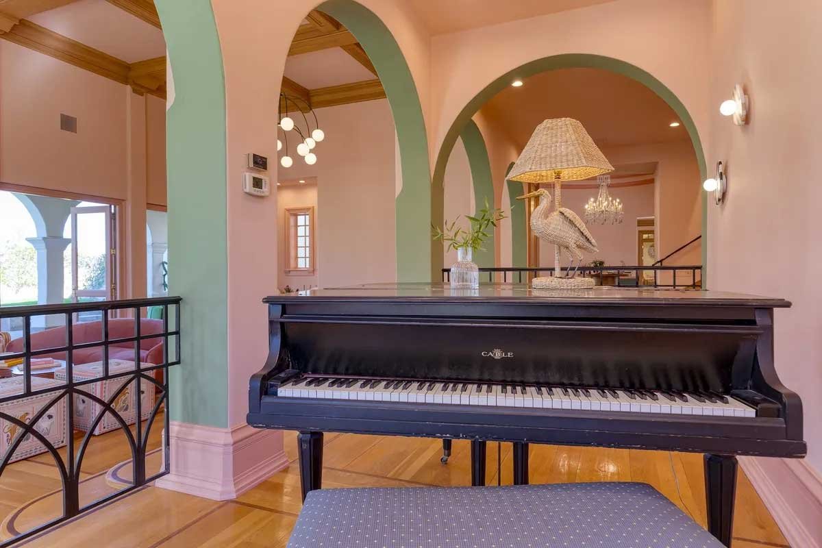Images of the "Pond Estate" are provided courtesy of avantstay.com
