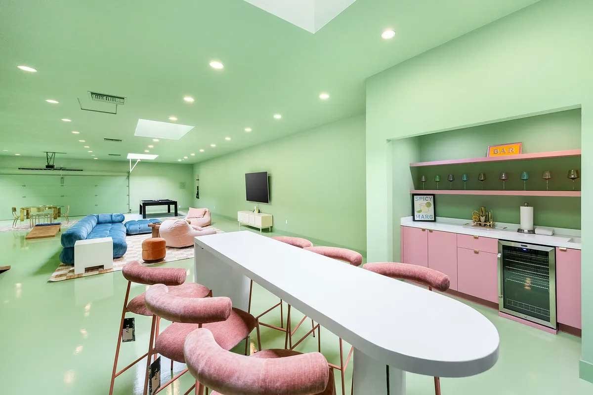 Images of the "Pond Estate" are provided courtesy of avantstay.com
