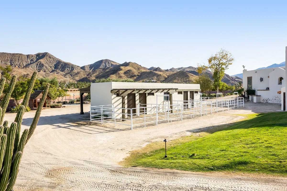 Images of the "Pond Estate" are provided courtesy of avantstay.com