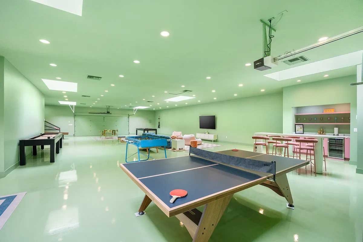 Images of the "Pond Estate" are provided courtesy of avantstay.com
