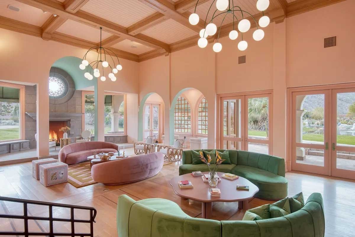 Images of the "Pond Estate" are provided courtesy of avantstay.com