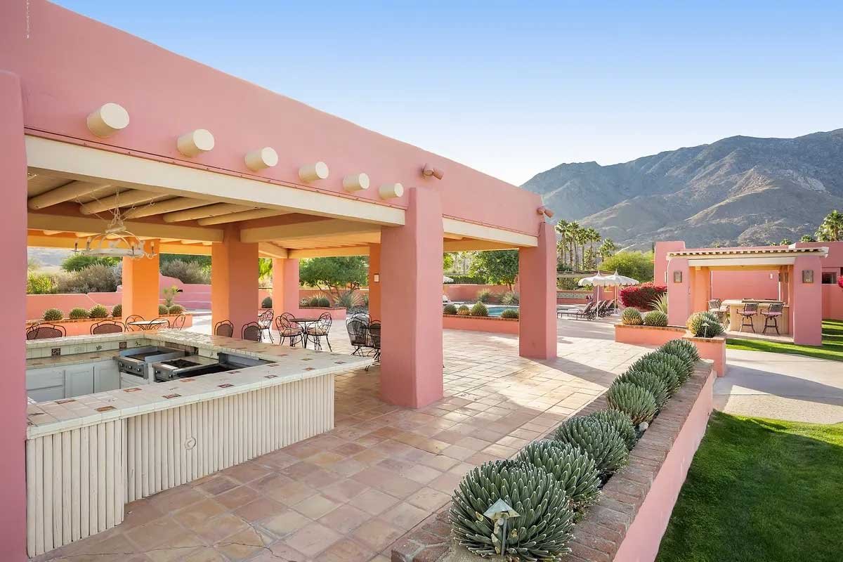 Images of the "Pond Estate" are provided courtesy of avantstay.com
