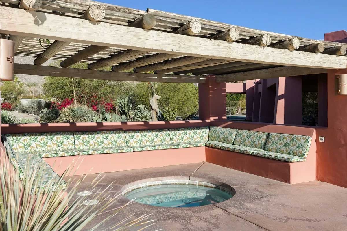 Images of the "Pond Estate" are provided courtesy of avantstay.com