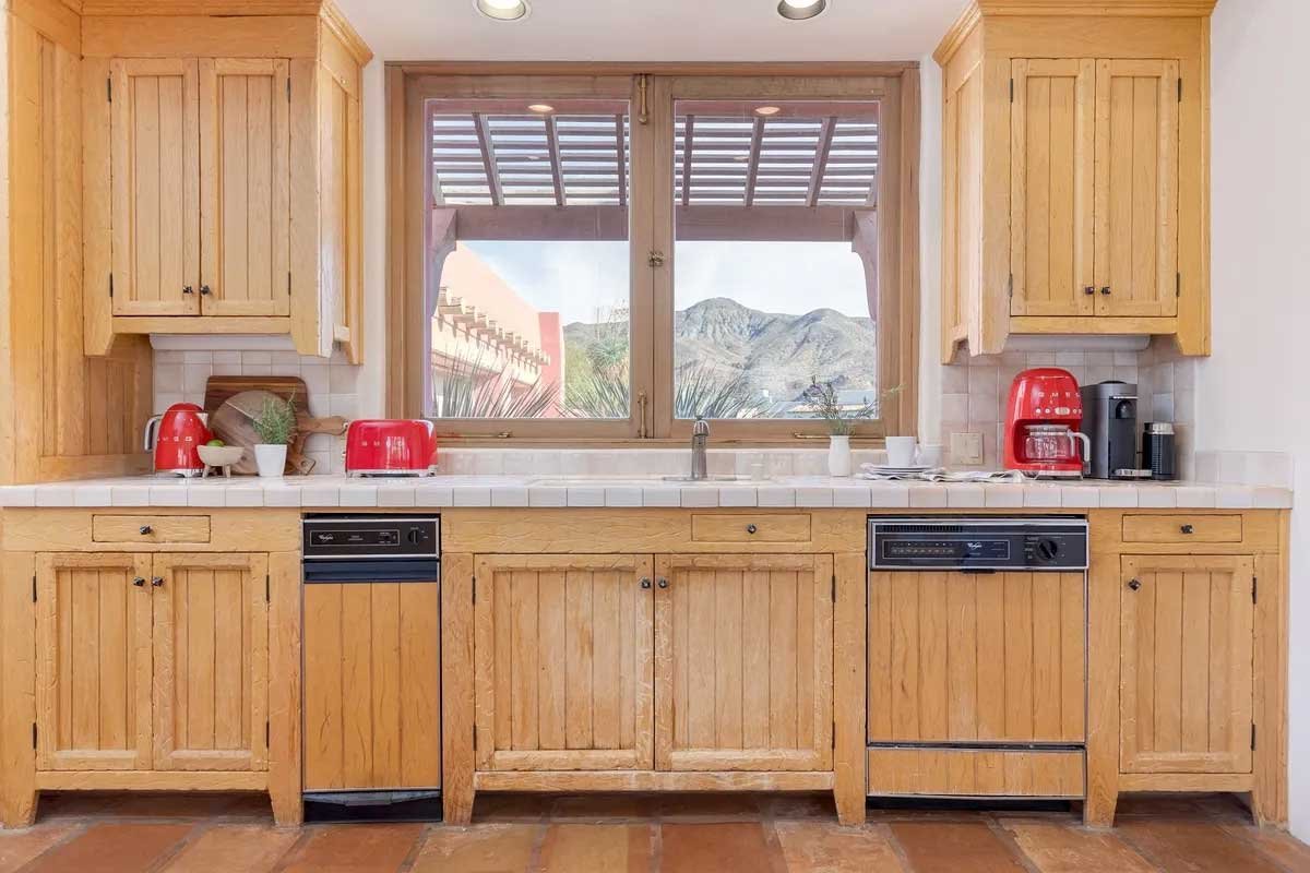 Images of the "Pond Estate" are provided courtesy of avantstay.com
