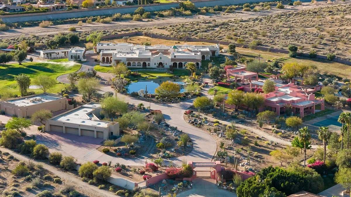Images of the "Pond Estate" are provided courtesy of avantstay.com