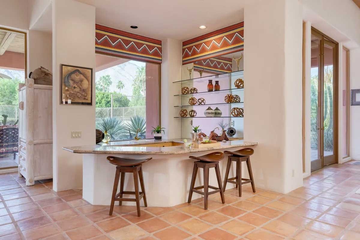 Images of the "Pond Estate" are provided courtesy of avantstay.com