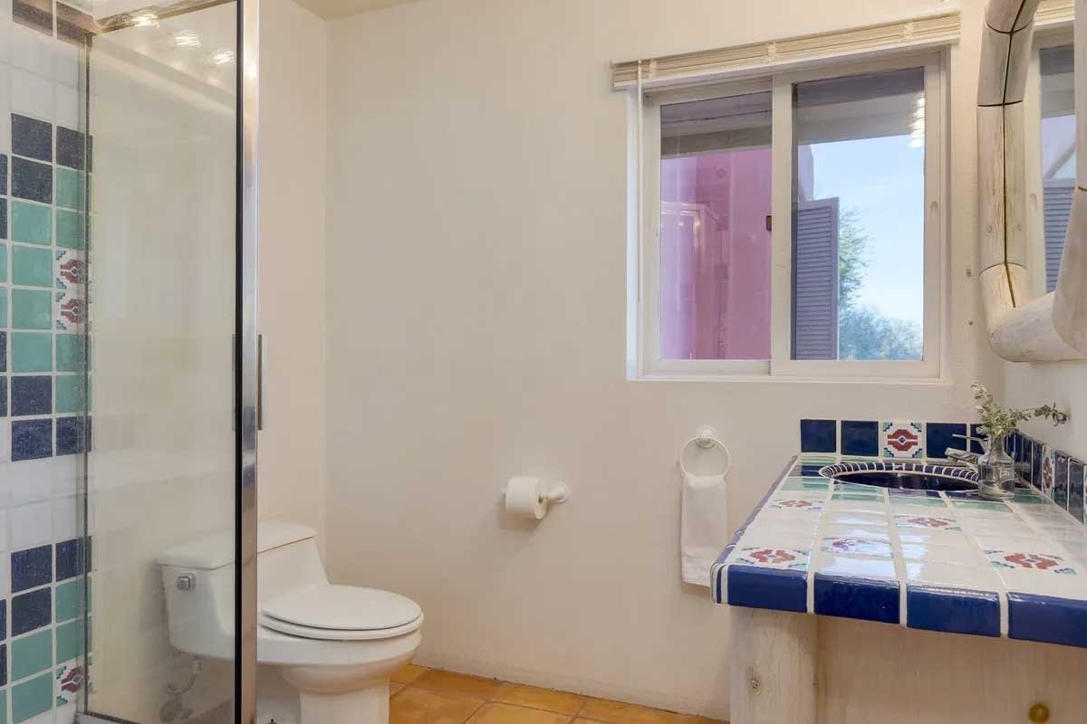 Images of the "Pond Estate" are provided courtesy of avantstay.com