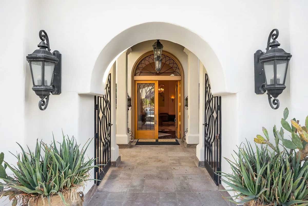 Images of the "Pond Estate" are provided courtesy of avantstay.com