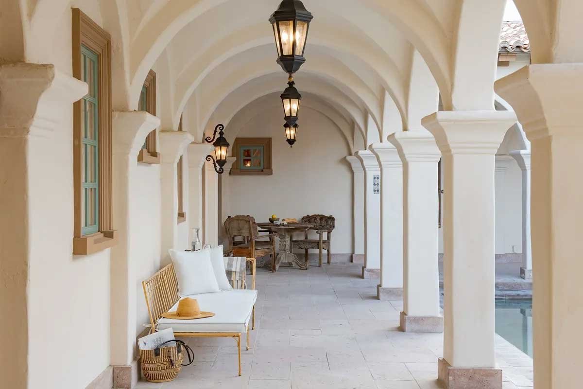 Images of the "Pond Estate" are provided courtesy of avantstay.com