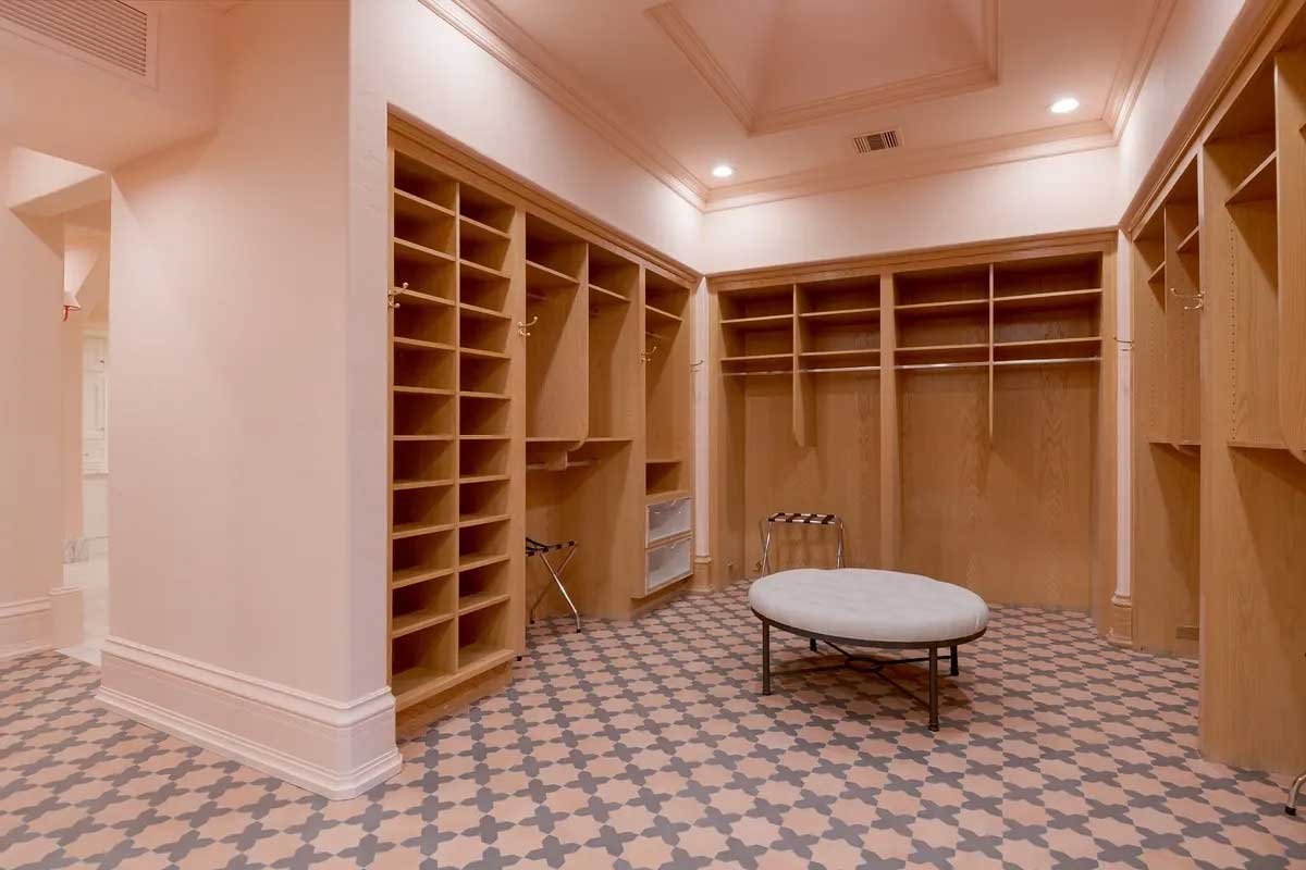 Images of the "Pond Estate" are provided courtesy of avantstay.com
