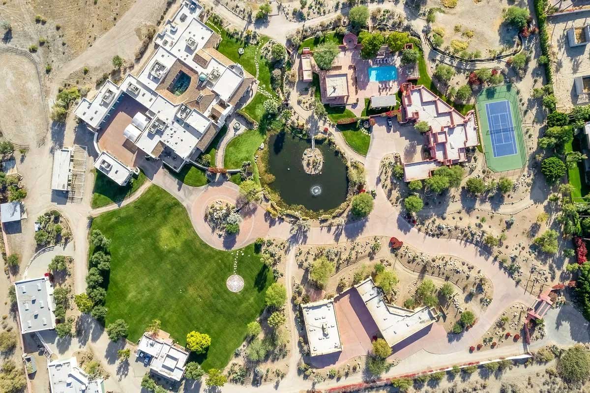 Images of the "Pond Estate" are provided courtesy of avantstay.com