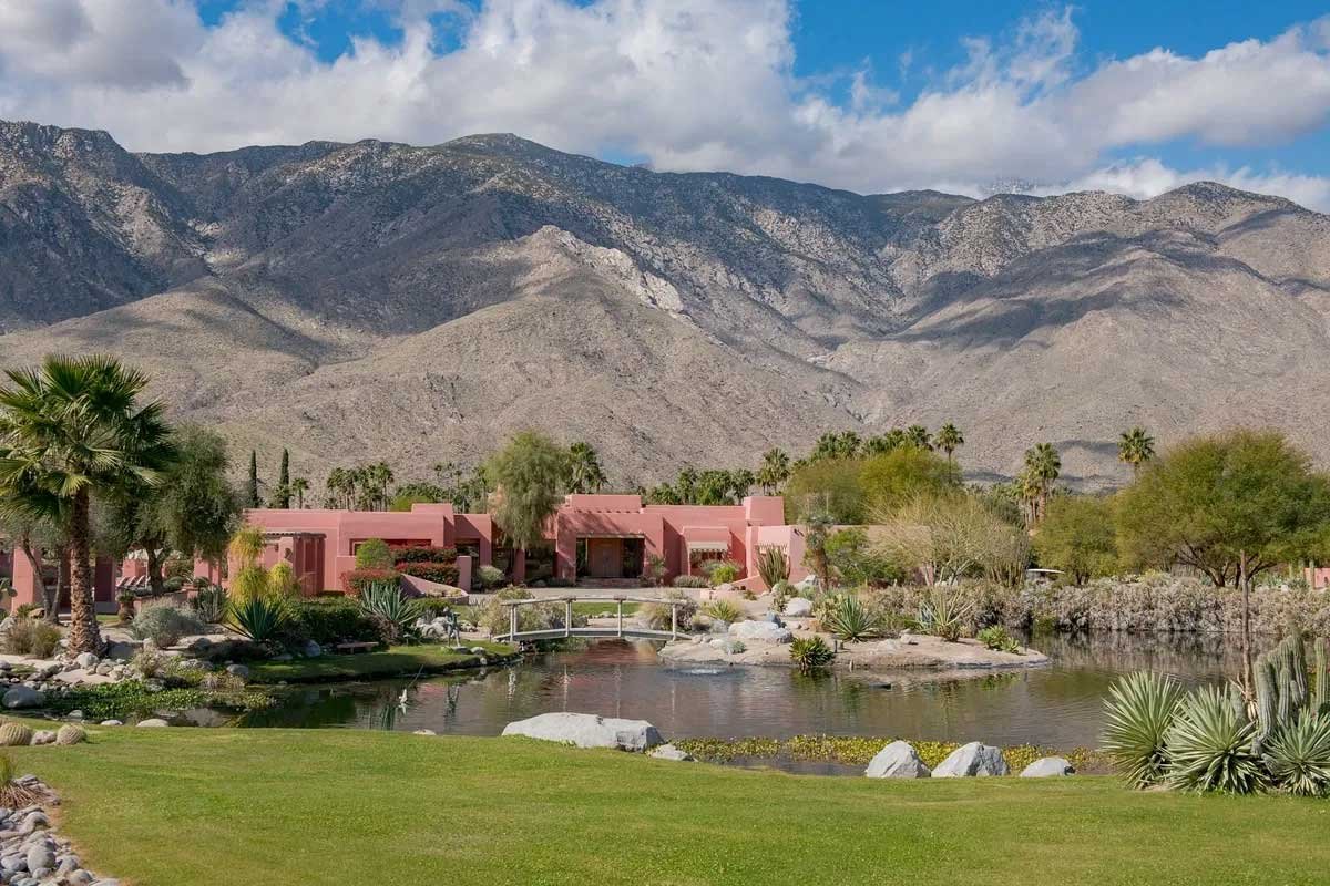 Images of the "Pond Estate" are provided courtesy of avantstay.com