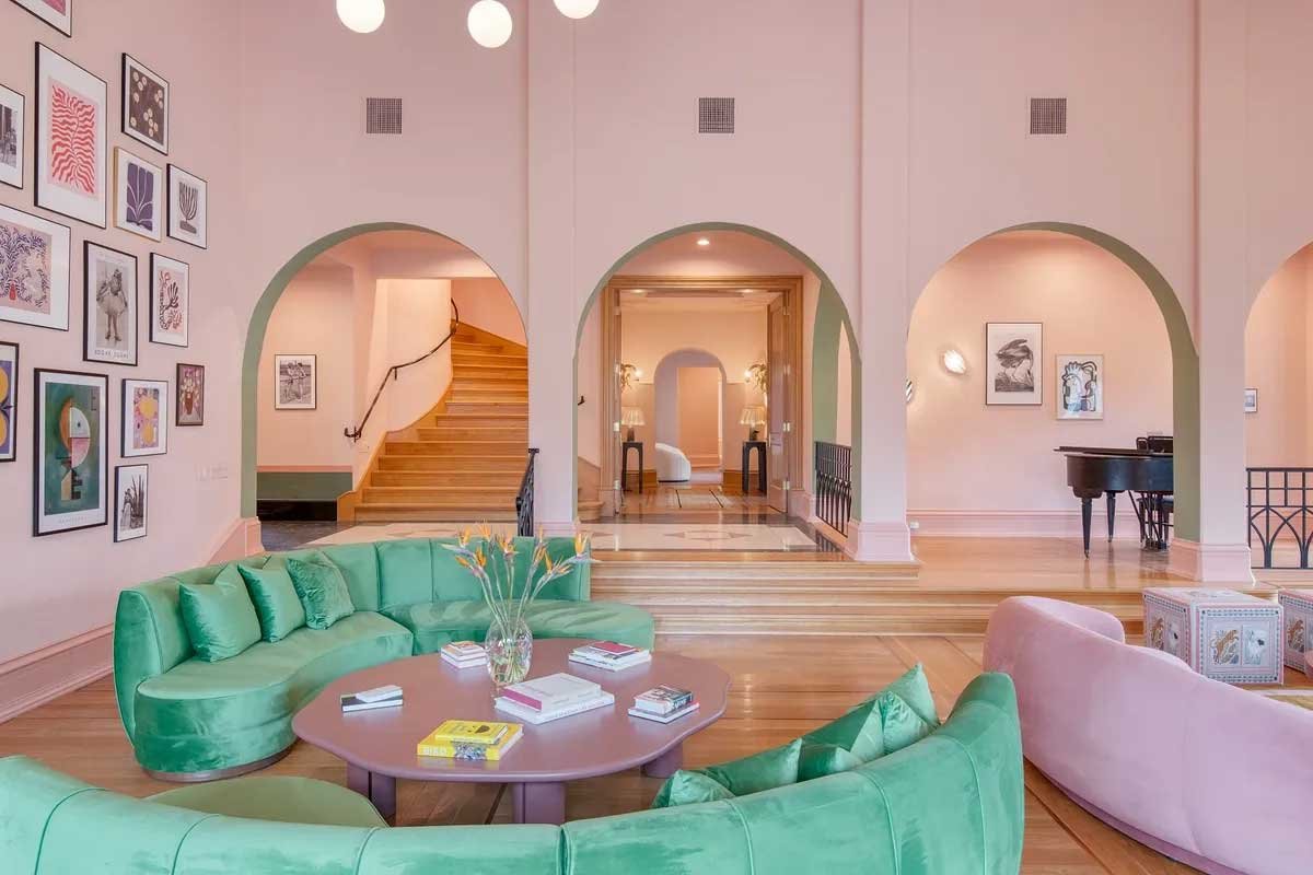 Images of the "Pond Estate" are provided courtesy of avantstay.com