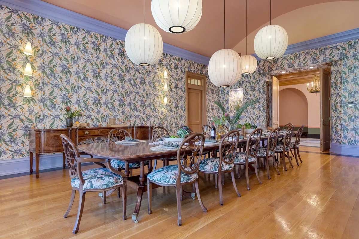 Images of the "Pond Estate" are provided courtesy of avantstay.com