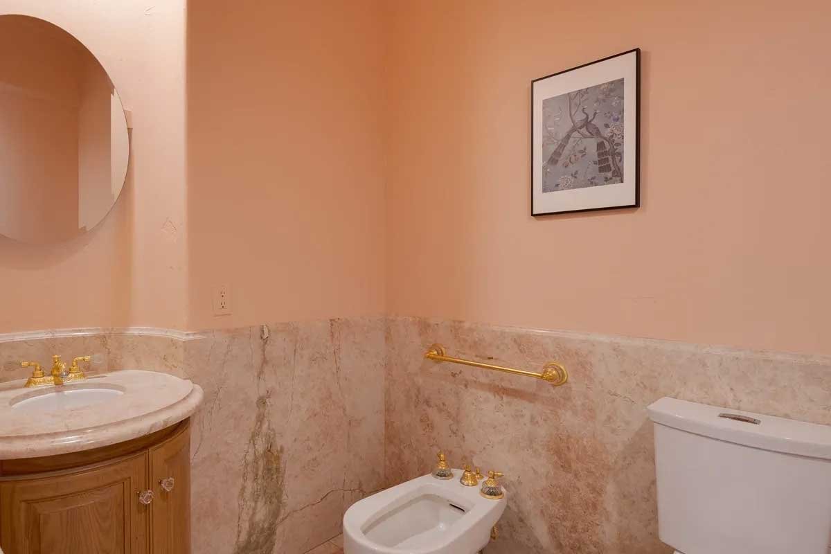 Images of the "Pond Estate" are provided courtesy of avantstay.com