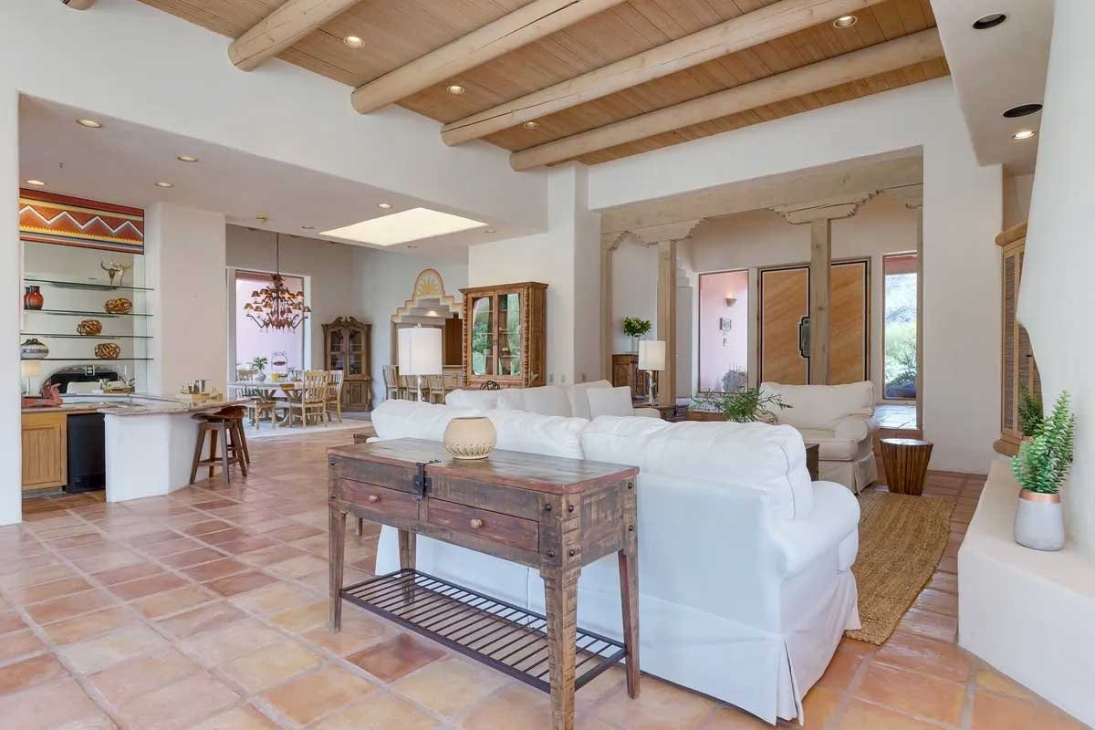 Images of the "Pond Estate" are provided courtesy of avantstay.com