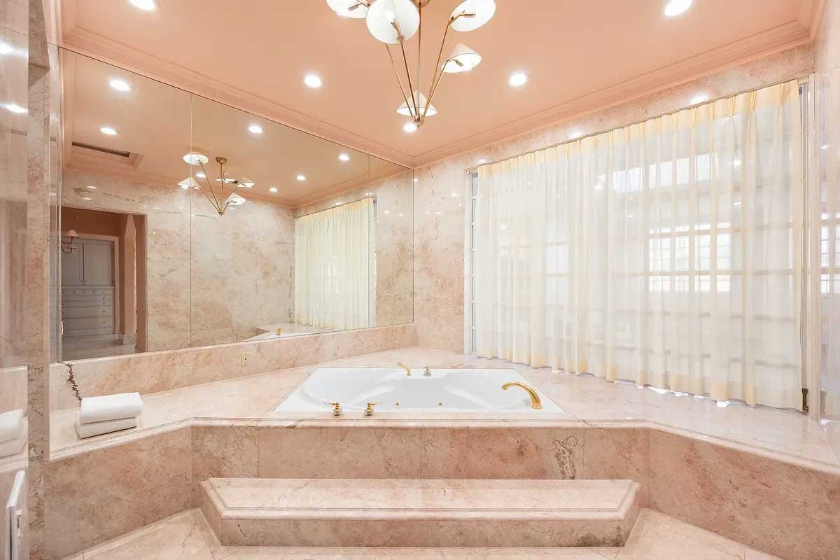 Images of the "Pond Estate" are provided courtesy of avantstay.com