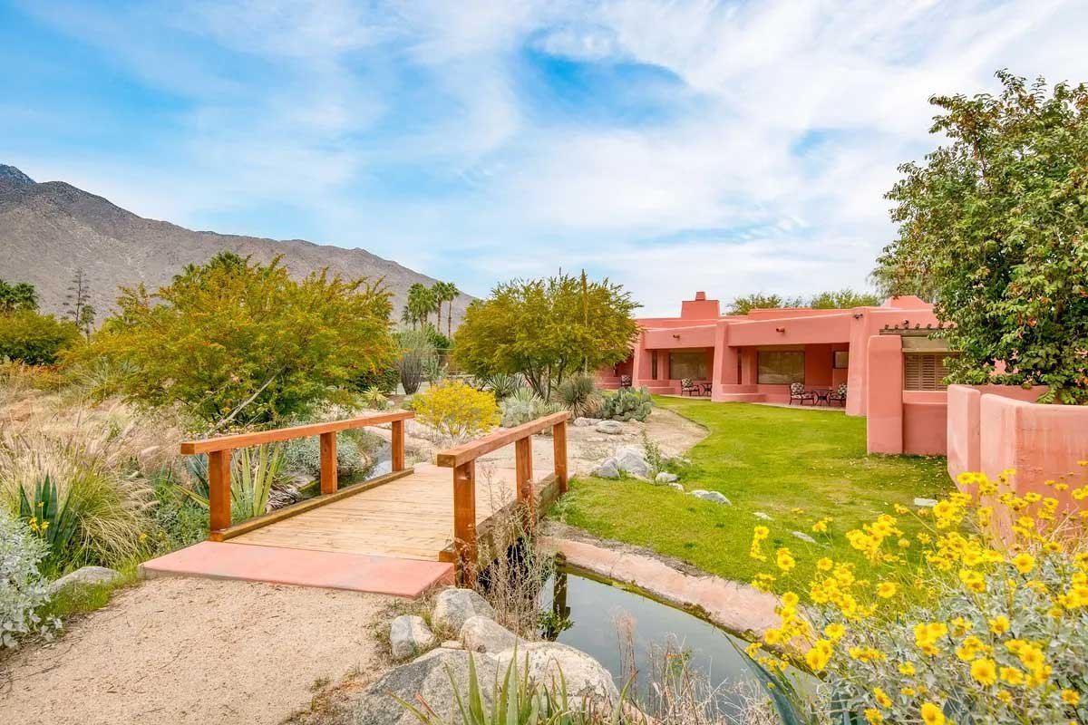 Images of the "Pond Estate" are provided courtesy of avantstay.com