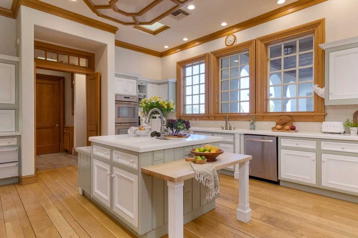 Images of the "Pond Estate" are provided courtesy of avantstay.com