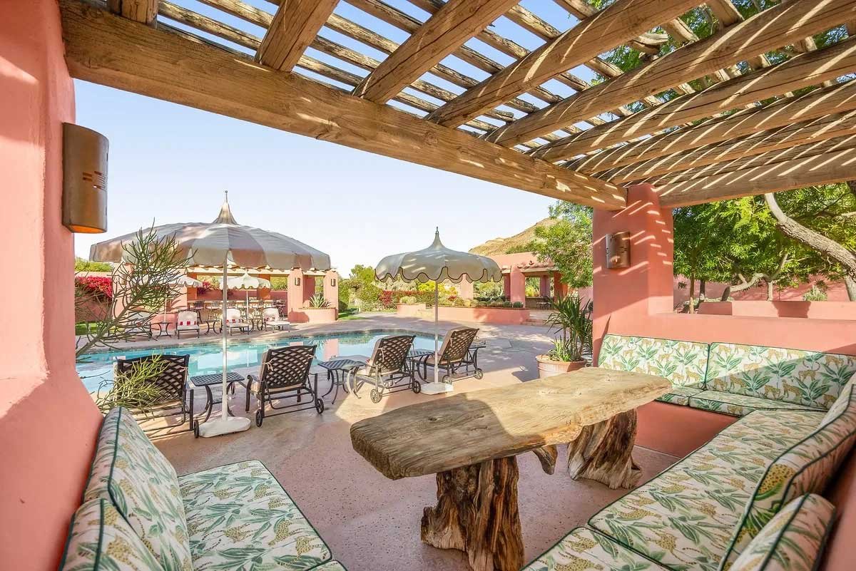 Images of the "Pond Estate" are provided courtesy of avantstay.com