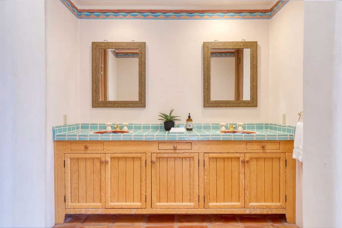 Images of the "Pond Estate" are provided courtesy of avantstay.com