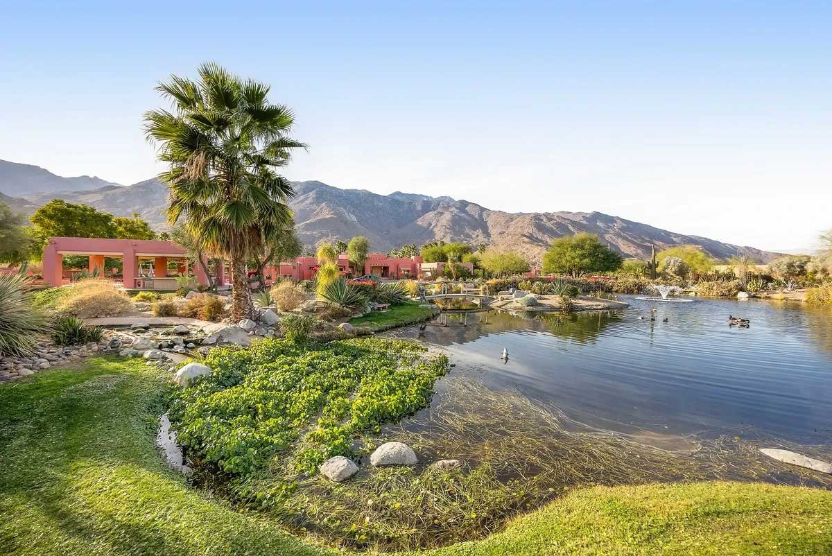 Images of the "Pond Estate" are provided courtesy of avantstay.com