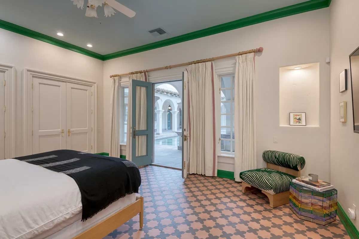 Images of the "Pond Estate" are provided courtesy of avantstay.com