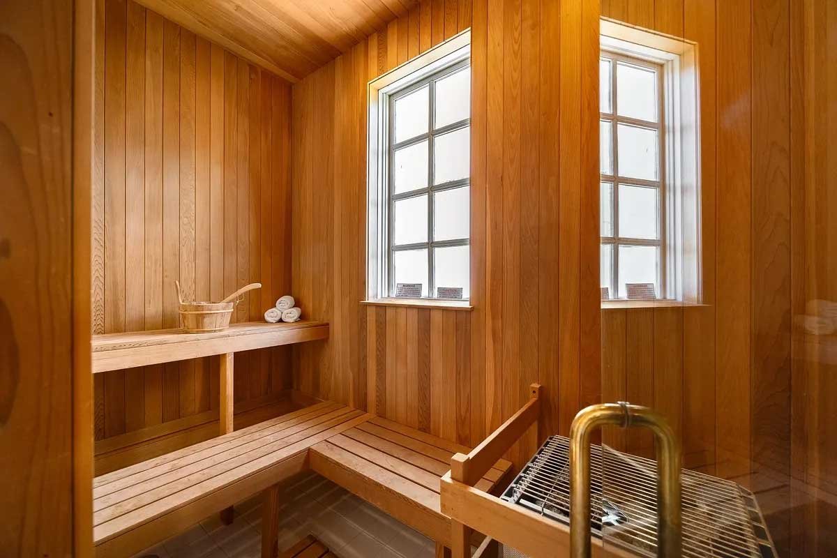 Images of the "Pond Estate" are provided courtesy of avantstay.com