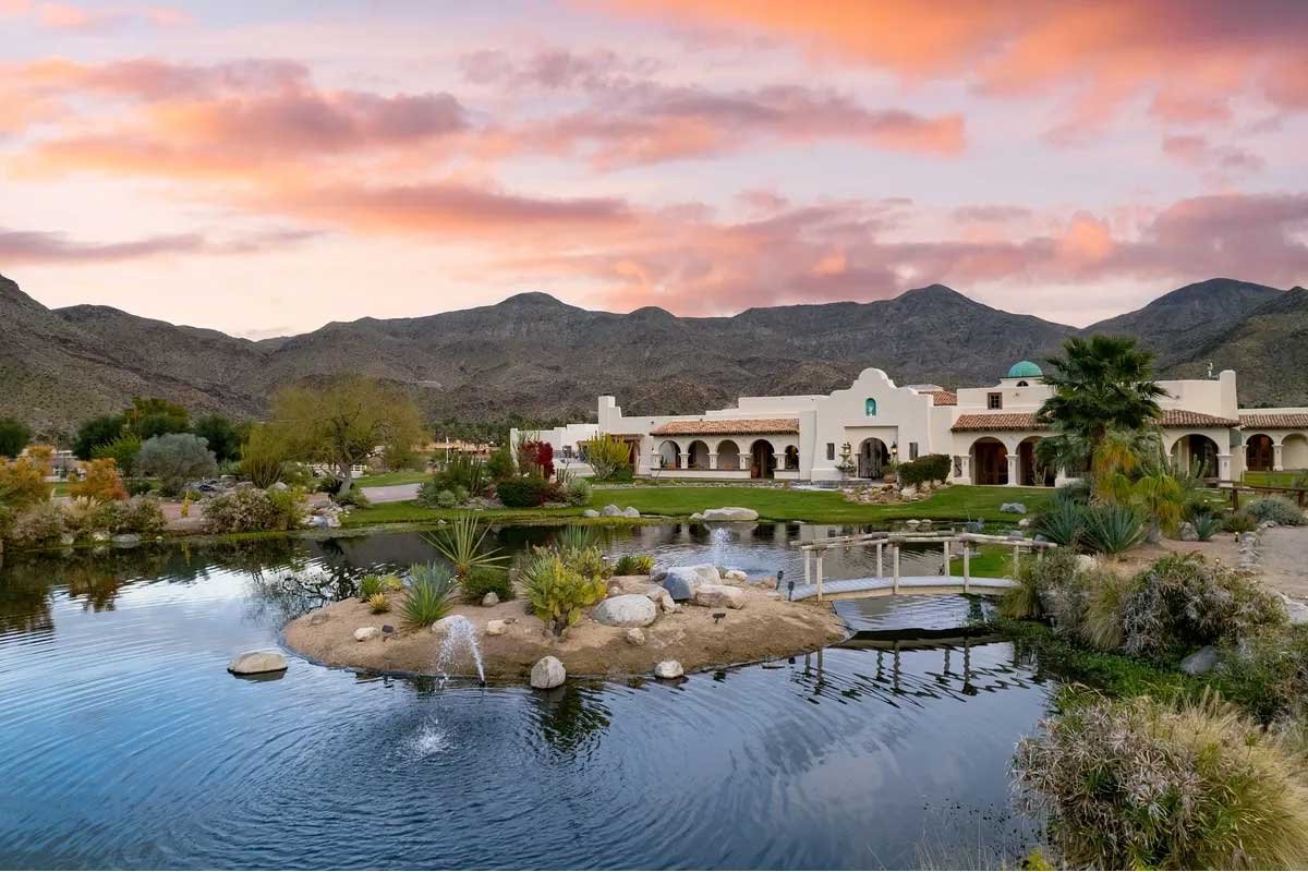 Images of the "Pond Estate" are provided courtesy of avantstay.com