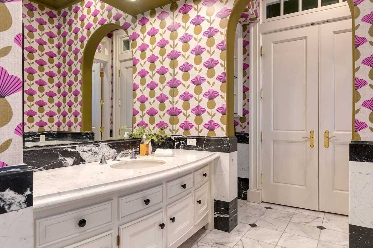 Images of the "Pond Estate" are provided courtesy of avantstay.com