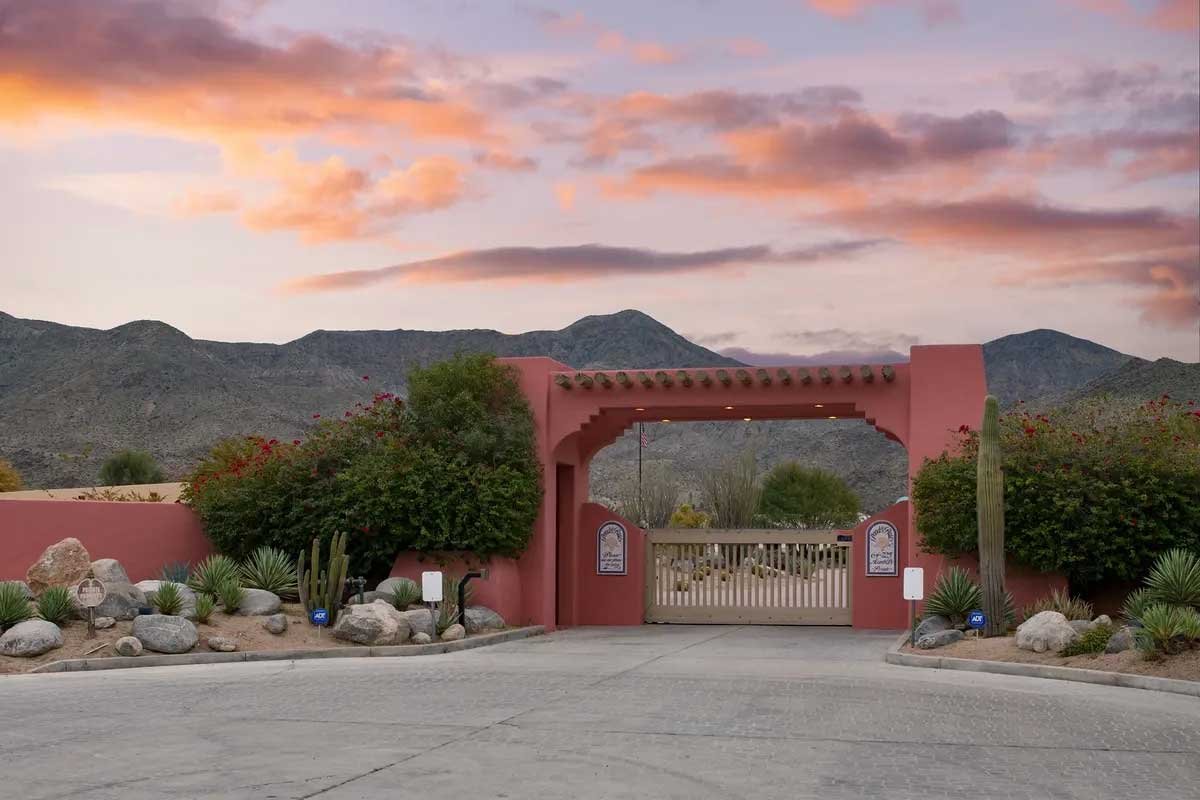 Images of the "Pond Estate" are provided courtesy of avantstay.com