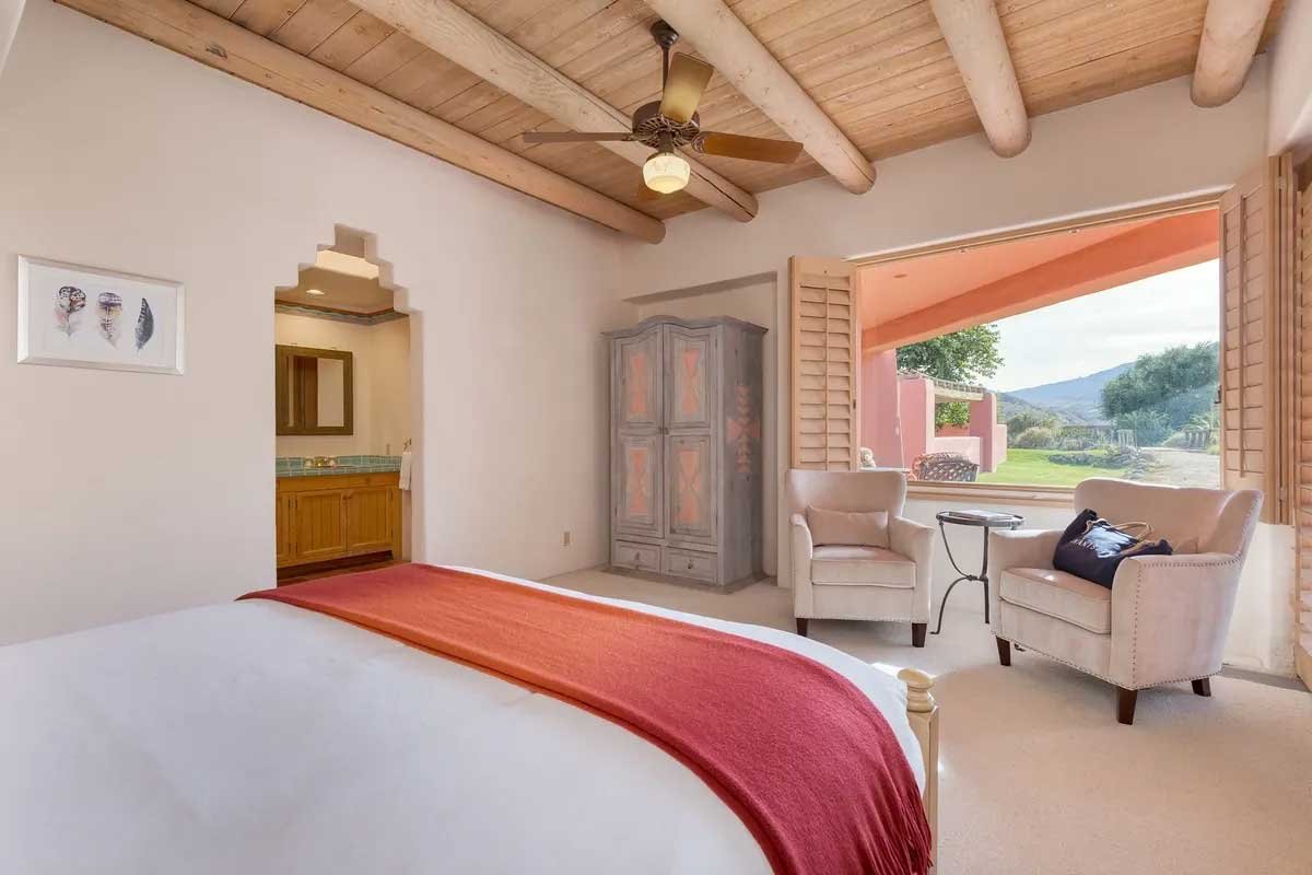 Images of the "Pond Estate" are provided courtesy of avantstay.com