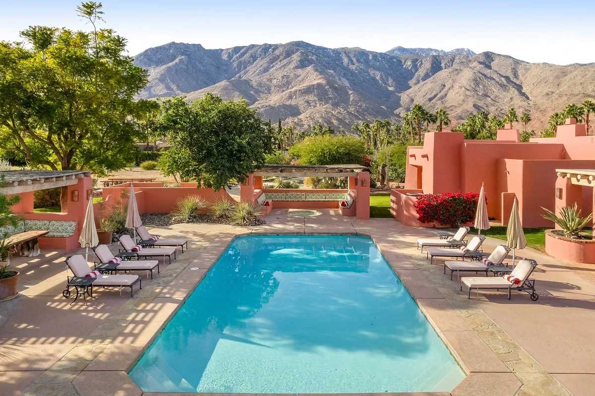 Images of the "Pond Estate" are provided courtesy of avantstay.com