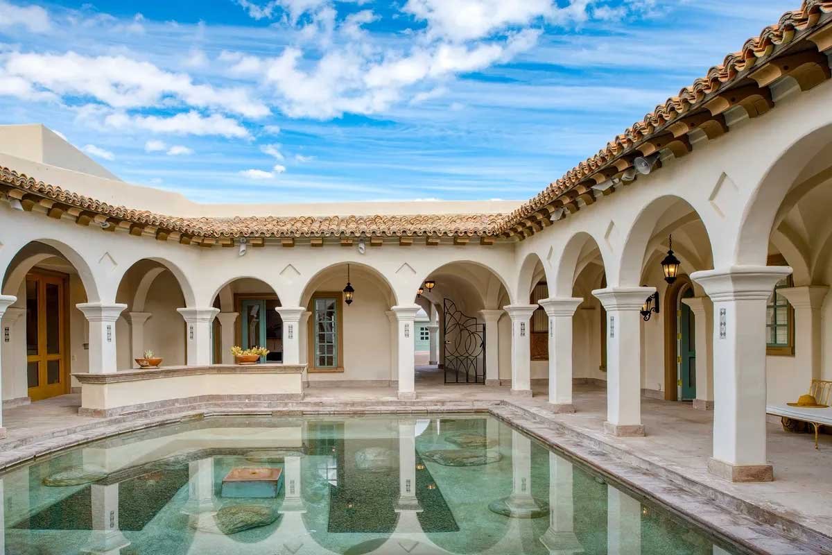Images of the "Pond Estate" are provided courtesy of avantstay.com
