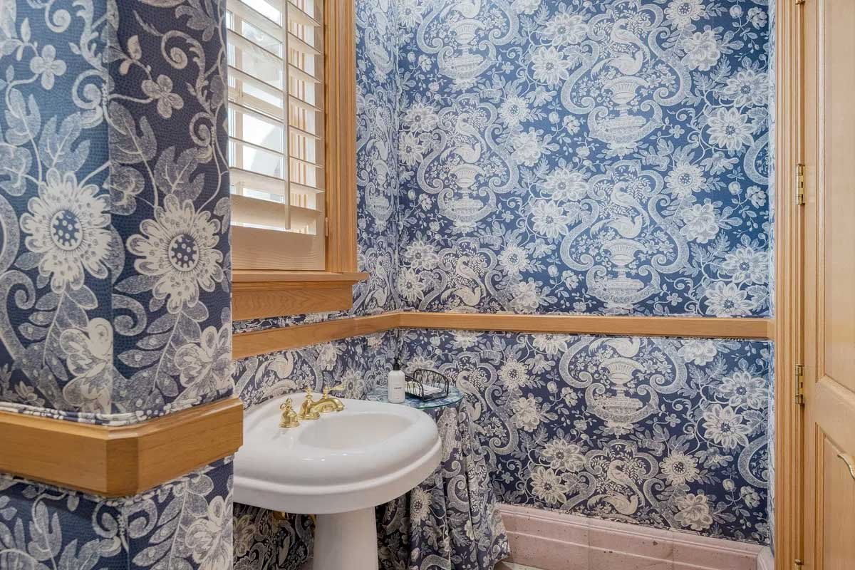Images of the "Pond Estate" are provided courtesy of avantstay.com