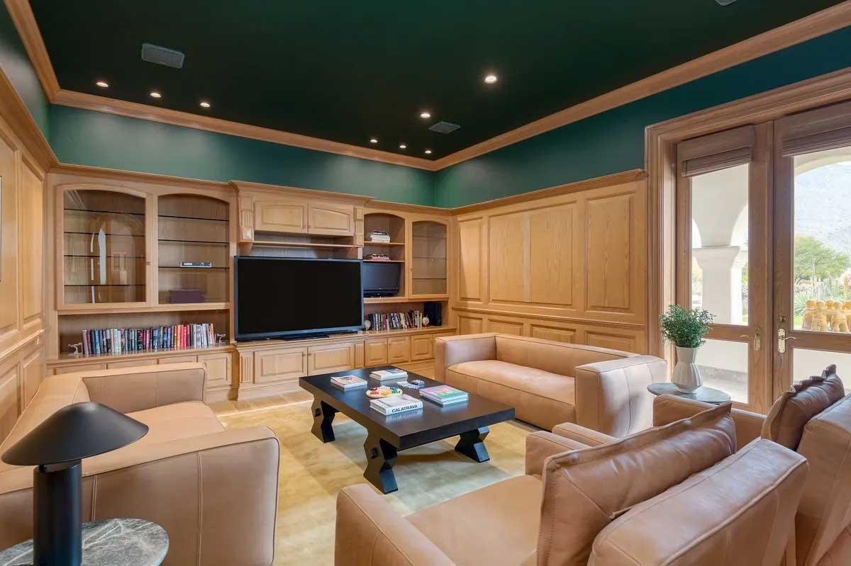 Images of the "Pond Estate" are provided courtesy of avantstay.com