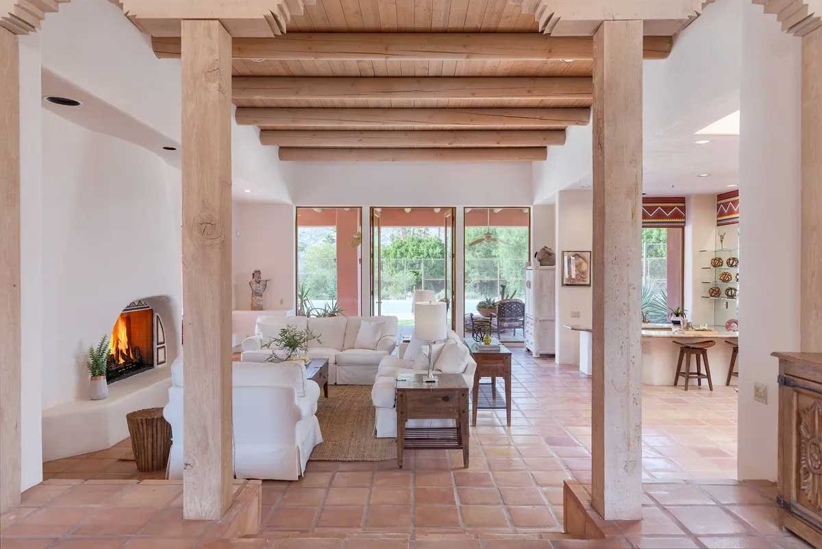 Images of the "Pond Estate" are provided courtesy of avantstay.com