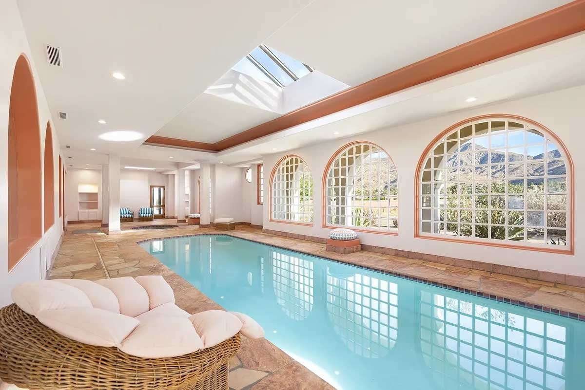 Images of the "Pond Estate" are provided courtesy of avantstay.com