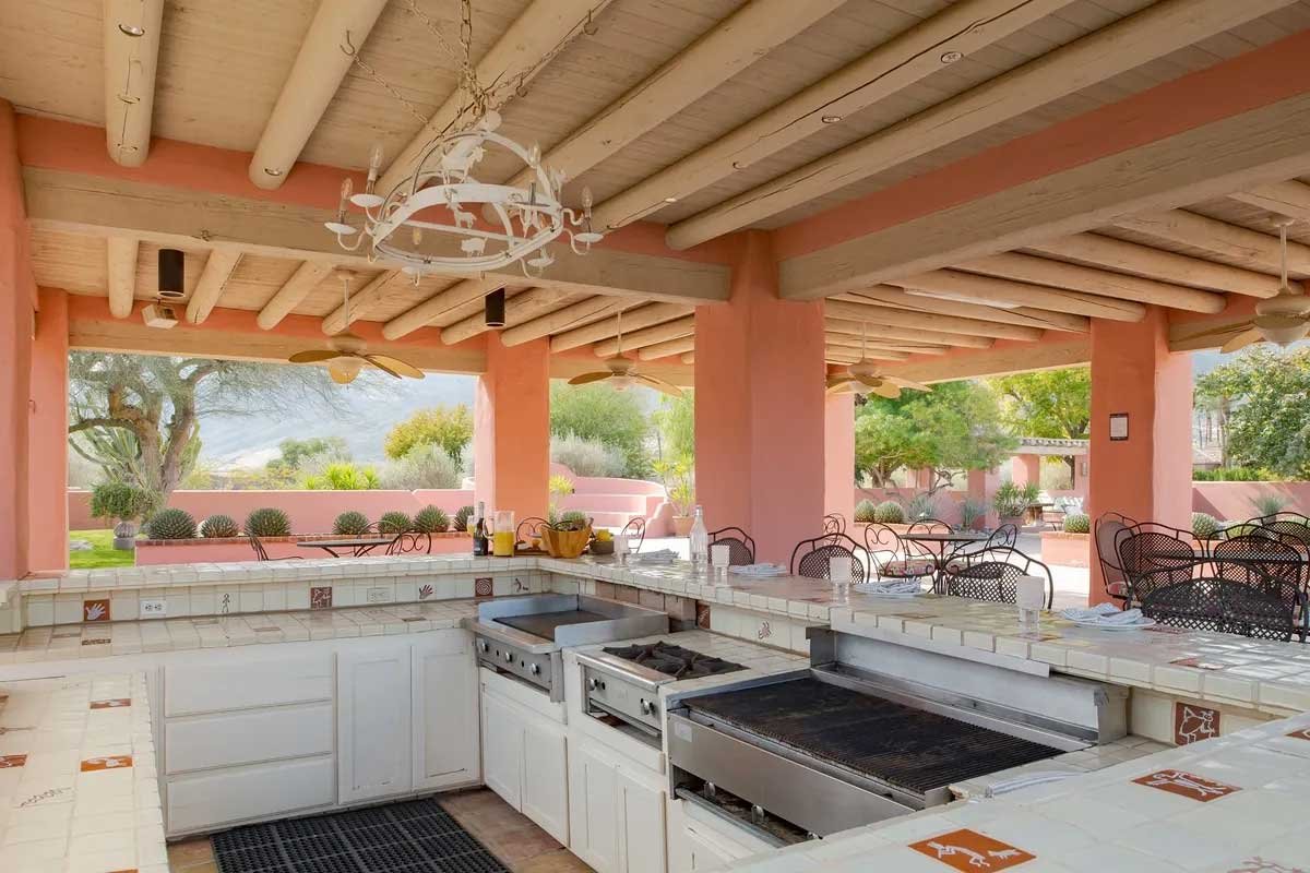 Images of the "Pond Estate" are provided courtesy of avantstay.com