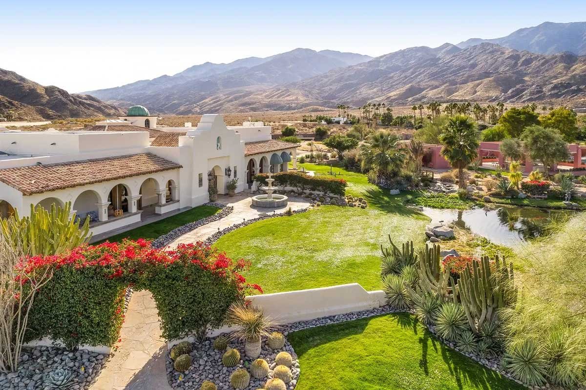 Images of the "Pond Estate" are provided courtesy of avantstay.com