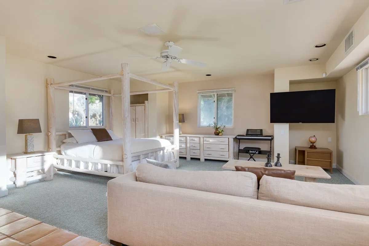 Images of the "Pond Estate" are provided courtesy of avantstay.com
