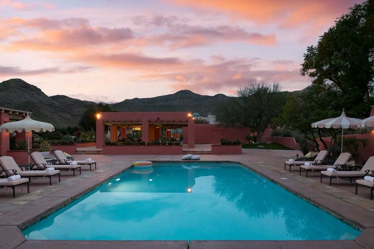 Images of the "Pond Estate" are provided courtesy of avantstay.com