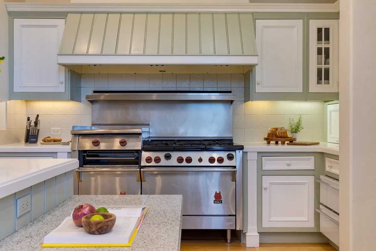 Images of the "Pond Estate" are provided courtesy of avantstay.com