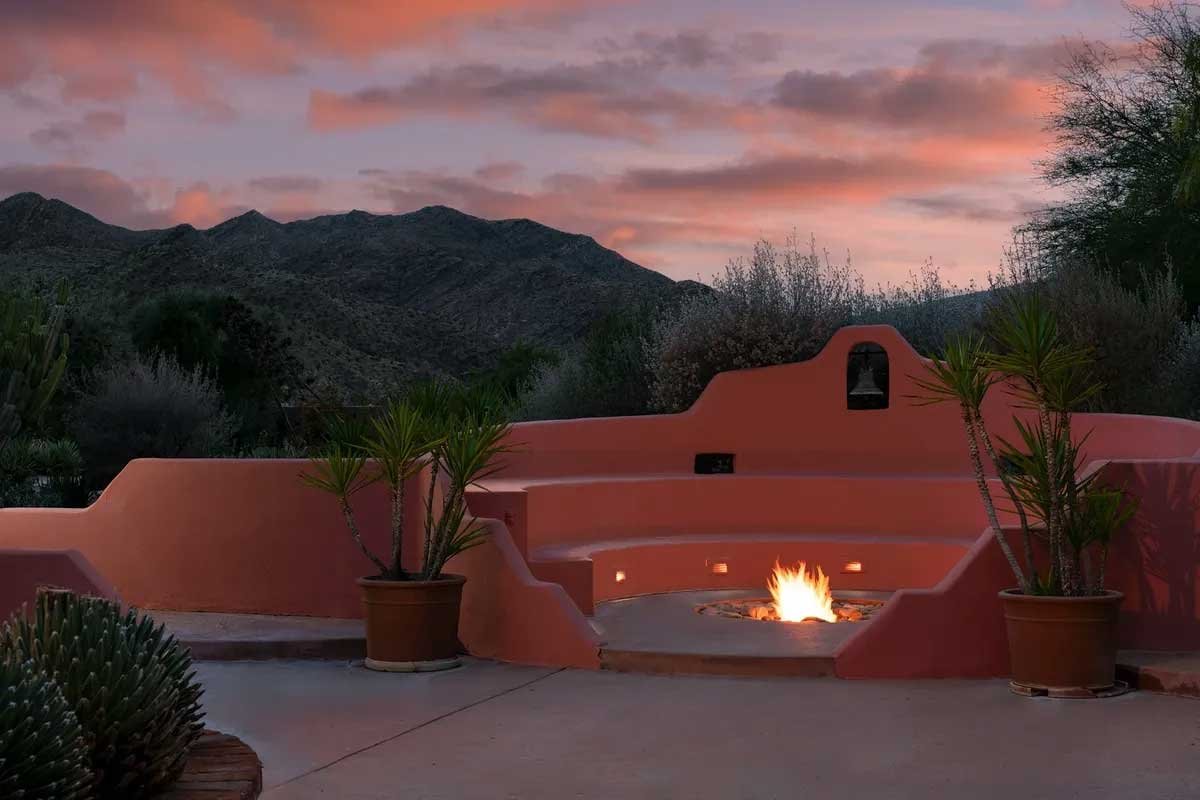 Images of the "Pond Estate" are provided courtesy of avantstay.com