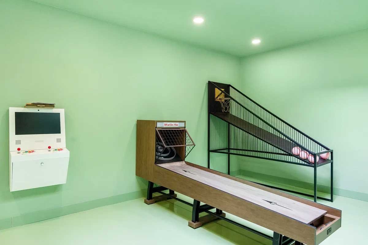 Images of the "Pond Estate" are provided courtesy of avantstay.com