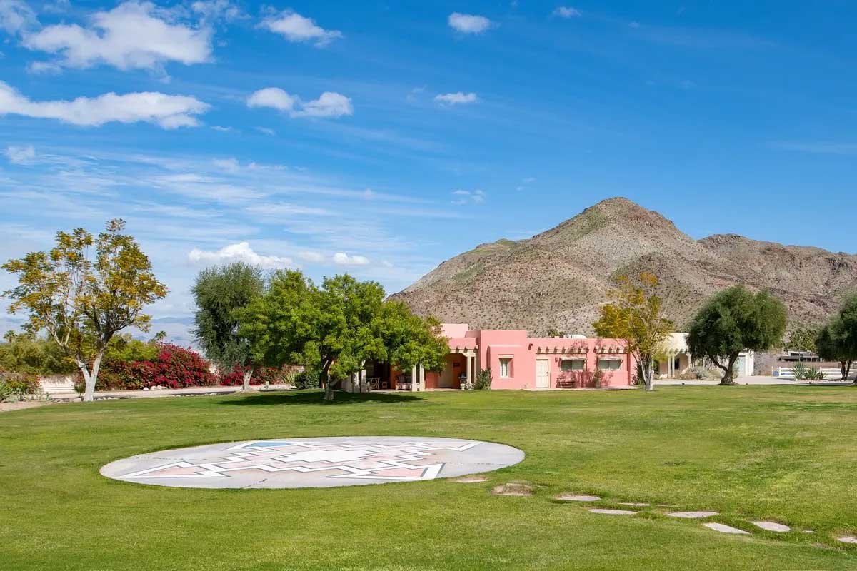 Images of the "Pond Estate" are provided courtesy of avantstay.com